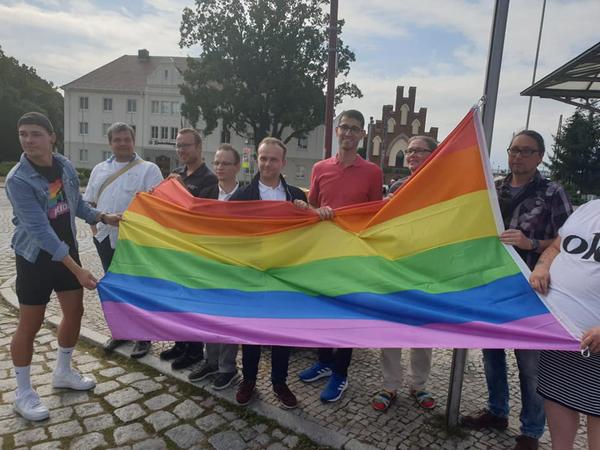 Christopher Street Day - Hissen der Regenbogenflagge vor dem Neubrandenburger Bahnhof