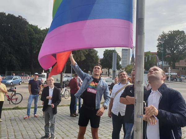 Christopher Street Day - Hissen der Regenbogenflagge vor dem Neubrandenburger Bahnhof