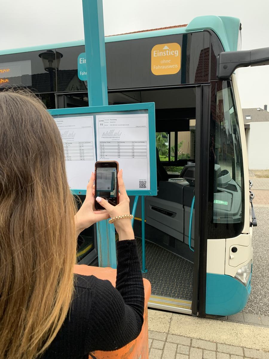 Mit Hilfe von QR-Codes knnen Smartphone-Nutzer nun erfahren, wann genau die nchsten Busse an den entsprechenden Stationen abfahren, ob es mglicherweise Verzgerungen gibt und um wie viele Minuten.