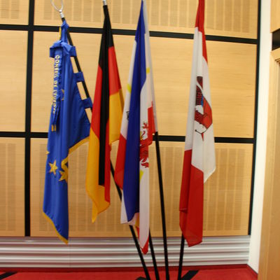 Flaggen im Ratssaal