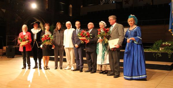 Geehrt wurden im Jahr 2017 Dr. Rita Lüdtke, Helga Deichen, Eberhard Raedel, Lutz Domke und Klaus Dittmer . Sie erhielten Blumen, Präsente und wurden in das Ehrenbuch der Stadt Neubrandenburg eingetragen.