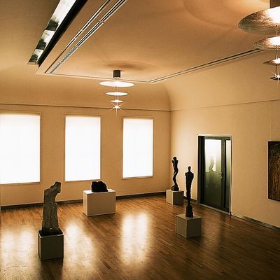 Kunstsammlung 2003, Blick in den Gewölbesaal (Obergeschoss) mit Werken aus dem Bestand der Kunstsammlung Neubrandenburg© Foto: Bernd Lasdin, Neubrandenburg