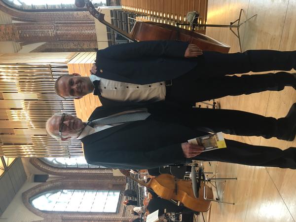 Pekka Salminen und Oberbürgermeister Witt vor der Orgel; Salminen ist finnischer Architekturprofessor und entwarf die Konzertkirche
