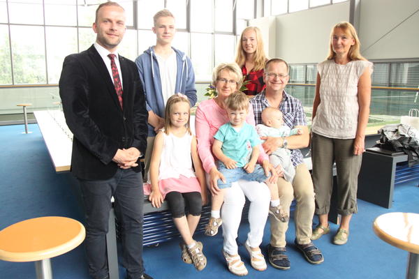 Oberb&uuml;rgermeister Silvio Witt (links) und Stadtpr&auml;sidentin Irina Parlow (rechts) umrahmen Familie Siemund und gratulieren zur Ehrenpatenschaft des Bundespr&auml;sidenten