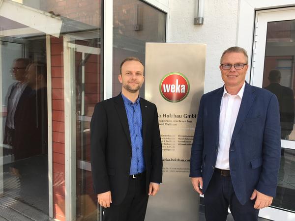 Oberbürgermeister Witt bekam durch Betriebsleiter Joerg Schlüter (rechts) Einblicke in das Firmenleben vermittelt