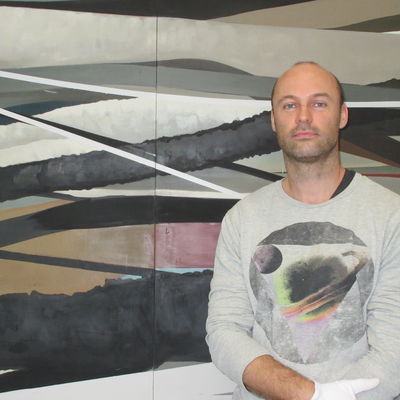 Sebastian Menzke w�hrend des Ausstellungsaufbaus vor seinem vierteiligen Gem�lde �again�