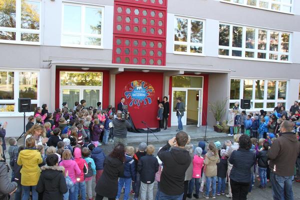 Neues Logo am Eingang der Grundschule Datzeberg feierlich enthüllt
