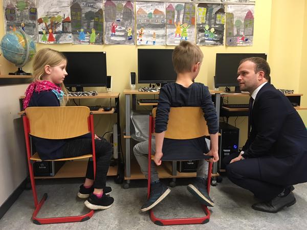 Die Kinder erzählten Oberbürgermeister Witt, was sie bereits an einem PC machen dürfen.