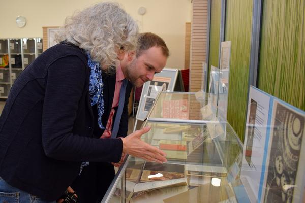 Oberbürgermeister Silvio Witt betrachtet einen Teil der kooperativen Ausstellung.