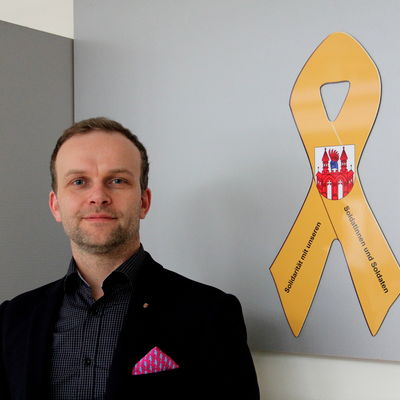 Eine Schleife der Solidarit�t mit den Soldaten ist im Foyer des Rathauses zu finden.