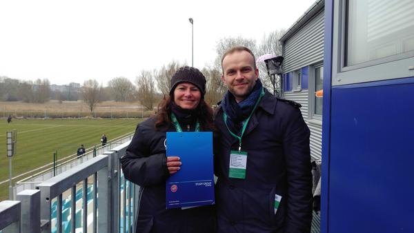 Oberbürgermeister Silvio Witt und die DFB-Turnierverantwortliche Fiona Pförtke