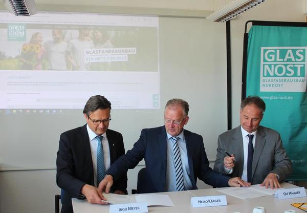 neu-medianet Geschäftsführer Ingo Meyer, Landkrat Heiko Kärger und Geschäftsführer Olf Häusler unterzeichnen den Vertrag für den Breitbandausbau im Projektgebiet MSE 22_10