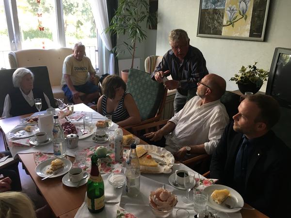 Oberbürgermeister Silvio Witt gratuliert Elisabeth Schmidt zum 104. Geburtstag