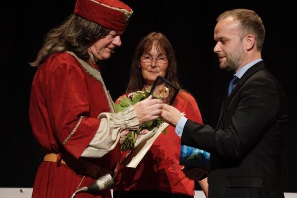 Stadtpräsidentin Irina Parlow und Oberbürgermeister Silvio Witt überreichen Manfred Tepper die Wilhelm-Ahlers-Medaille