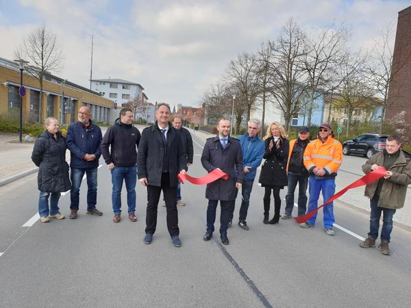In der Ziegelbergstraße konnten heute Oberbürgermeister Silvio Witt und Olf Häusler von den Stadtwerken das symbolische Band für das Ende der Baumaßnahme durchschneiden.
