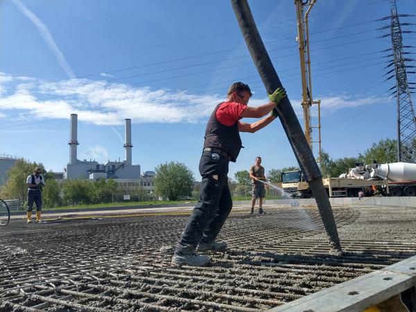 Rund 1.300 Kubikmeter Beton sind f&uuml;r das Fundament des Kurzzeitw&auml;rmespeichers notwendig. Die Arbeiten &uuml;bernimmt das Bauunternehmen Groth mit Sitz in Neustrelitz.