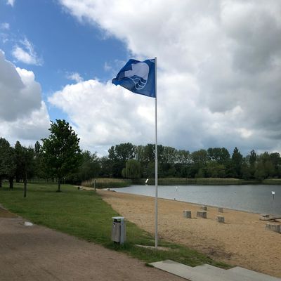 Foto Blaue Flagge am Reitbahnsee