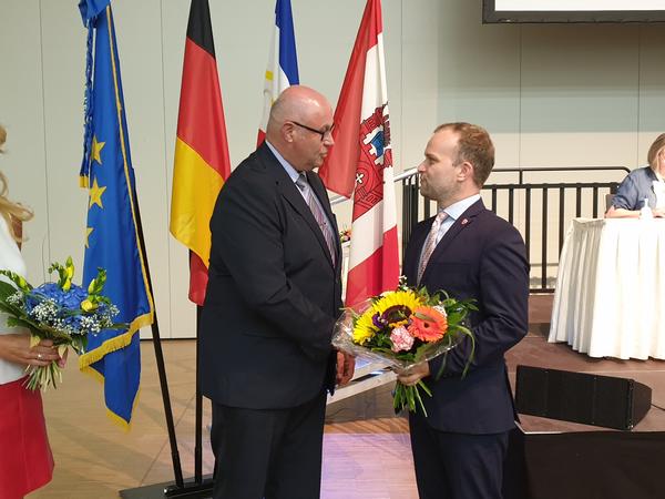Dieter Stegemann ist von den Neubrandenburger Stadtvertretern zum Stadtpräsidenten gewählt worden. Von Oberbürgermeister Silvio Witt bekam er Glückwünsche.