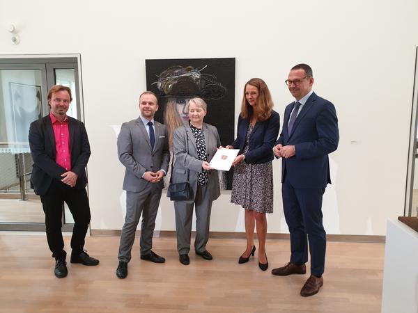 Ministerin für Bildung, Wissenschaft und Kultur Bettina Martin übergibt Fördermittel an die Leiterin der Kunstsammlung Neubrandenburg Dr. Merete Cobarg.
