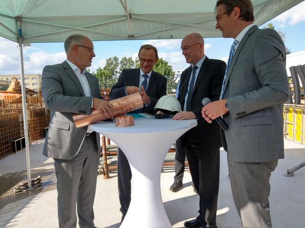 Die Neubrandenburger Stadtwerke investieren in umweltfreundliche W&auml;rmeversorgung: Vize-Oberb&uuml;rgermeister Peter Modemann, der erste Stellvertreter des Landrats Kai Seiferth, Energieminister Christian Pegel und neu.sw Gesch&auml;ftsf&uuml;hrer Ingo Meyer (v.l.n.r.) f
