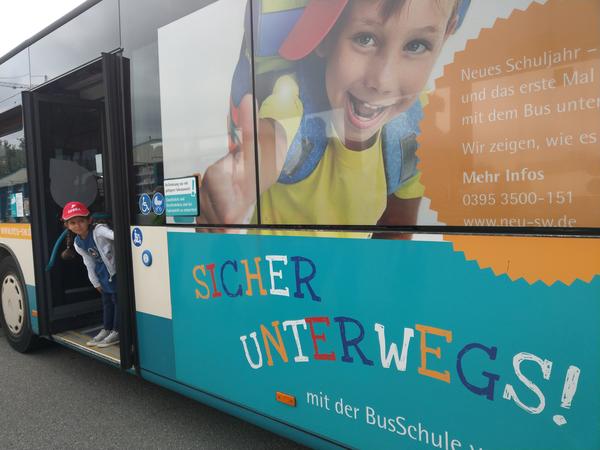 Vor dem Aussteigen nach rechts und links gucken, um nicht umgerannt oder umgefahren zu werden, ist eine Regel beim Busfahren.