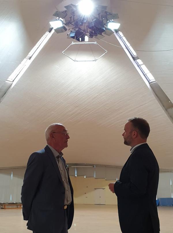 Während der Veranstaltung zum Tag des offenen Denkmals in der Stadthalle ist Oberbürgermeister Silvio Witt mit dem Architekten des 50 Jahre alten Bauwerks, Karl Kraus, ins Gespräch gekommen.