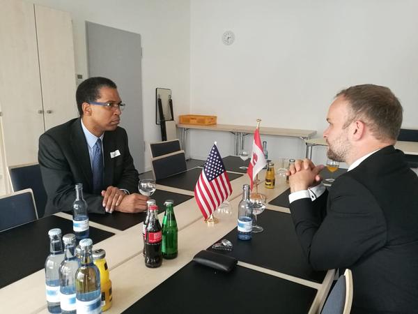 Oberbürgermeister Silvio Witt hat heute US-Generalkonsul Darion Akins in Neubrandenburg begrüßt.