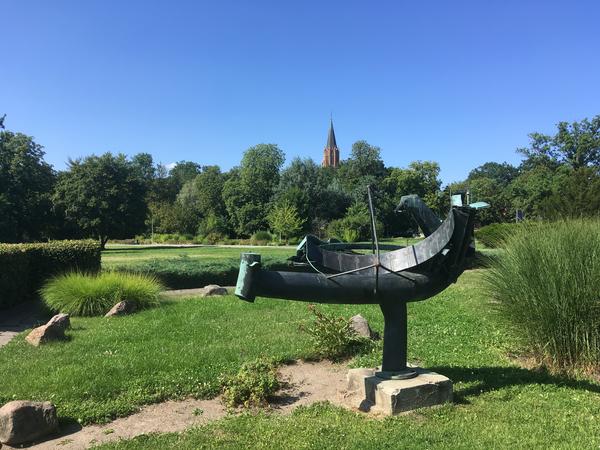 Zwischen 1969 und 1975 entsteht auf dem moorastigen Gel�nde zwischen Stadt und Tollensesee, dem Werderbruch, der heutige Kulturpark in Form eines Landschaftsgartens mit Wiesen, Spielpl�tzen, Staudeng�rten und zahlreichen Plastiken verschiedener K�nstlerin