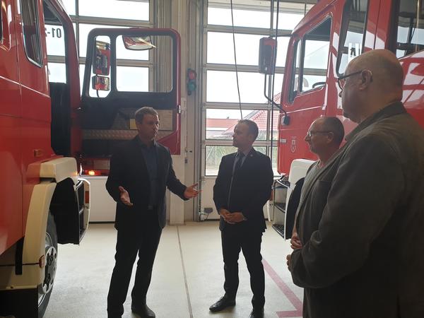 CDU-Landeschef Vincent Kokert und Neubrandenburgs Oberbürgermeister Silvio Witt waren der Einladung von Stadtpräsident Dieter Stegemann zu einem Besuch bei der Freiwilligen Feuerwehr gefolgt.