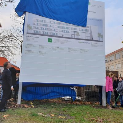 Sch�ler und Lehrer enth�llten gemeinsam mit Bildungsministerin Bettina Martin, Stadtpr�sident Dieter Stegemann und Oberb�rgermeister Silvio Witt das Bauschild.