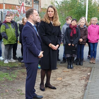 Sch�ler und Lehrer enth�llten gemeinsam mit Bildungsministerin Bettina Martin, Stadtpr�sident Dieter Stegemann und Oberb�rgermeister Silvio Witt das Bauschild.