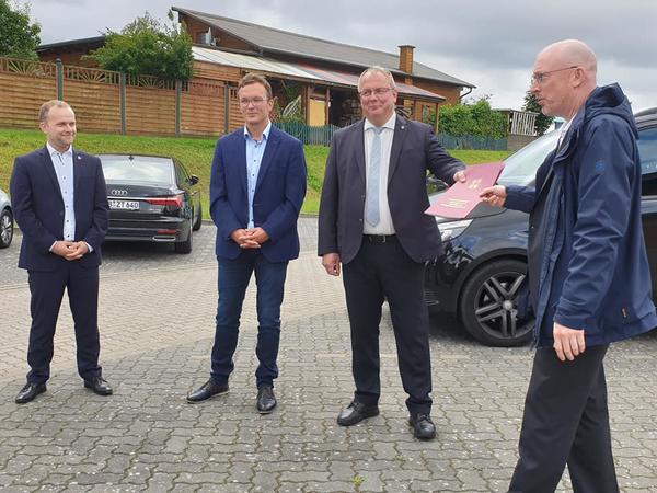 Energieminister Christian Pegel übergibt Zuwendungsbescheid an Vize-Landrat Thomas Müller