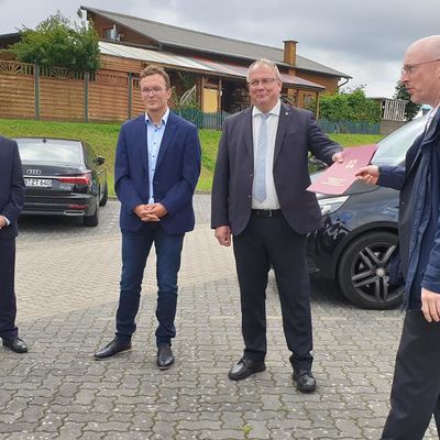 Energieminister Christian Pegel übergibt Zuwendungsbescheid an Vize-Landrat Thomas Müller
