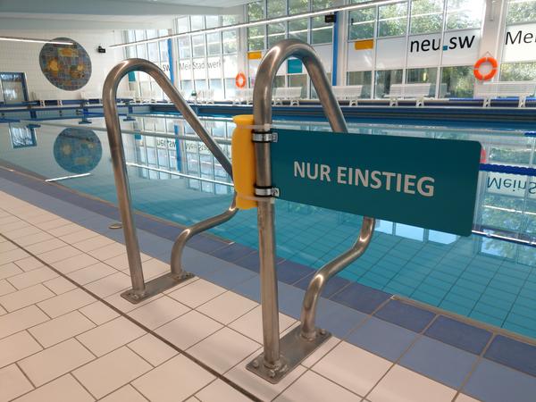 Abstand halten lautet auch im Schwimmbad die wichtigste Corona-Regel. Deshalb sind am Schwimmbecken Ein- und Ausstiege separat gekennzeichnet.