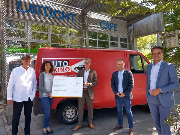 Vor dem alten Transporter nahmen Holm-Henning Freier und Anja Gottschalk vom Lat�cht-Verein den Spenden-Check von Bodo Rodenstock, Vorstand der VNG-Stiftung, entgegen - im Beisein von Neubrandenburgs Oberb�rgermeister Silvio Witt und neu.sw Gesch�ftsf�hrer Ingo Meyer.