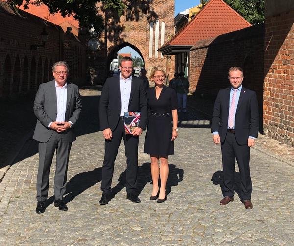 Oberbürgermeister Silvio Witt hat heute den Polizeidirektor Lutz Müller und seine Frau Birgit Hesse (Landtagspräsidentin Mecklenburg-Vorpommern) in der Vier-Tore-Stadt Neubrandenburg begrüßt.
