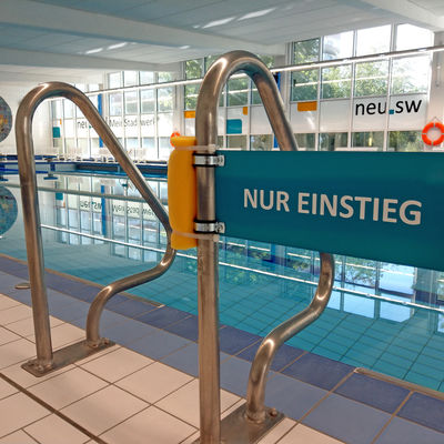 Seit Wiedereröffnung der neu.sw Schwimmhalle im August gelten zusätzliche Regelungen zum Infektionsschutz. Dafür sind zum Beispiel Ein- und Ausstiege gesondert gekennzeichnet worden.