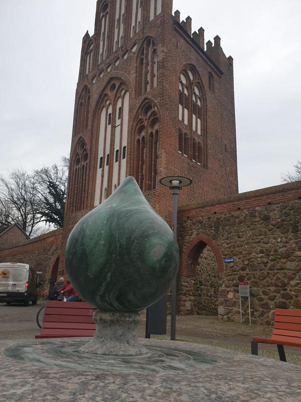 Kunstwerk "Sitzstein der Wünsche" wird am Treptower Tor aufgestellt