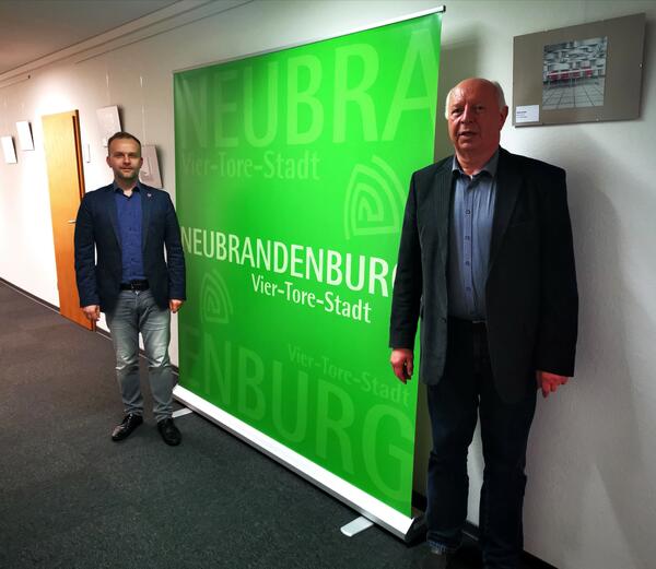 Mit dem Bundestagsabgeordneten Eckhardt Rehberg tauschte sich Oberbürgermeister Silvio Witt zur Verbesserung der Bahnverbindungen von Neubrandenburg aus.