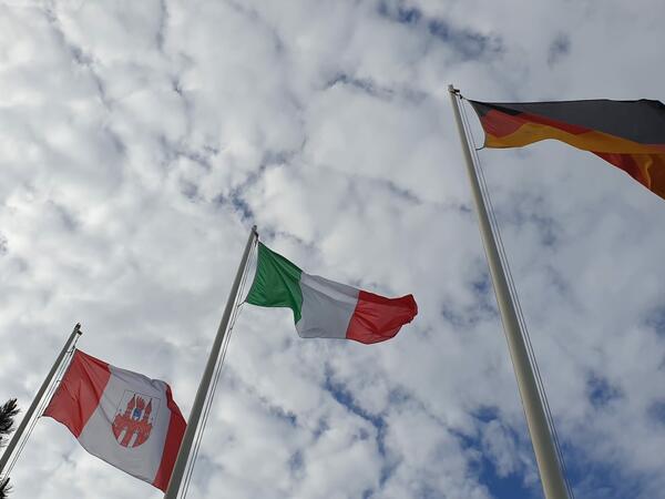 Italienische Flagge weht in der Vier-Tore-Stadt