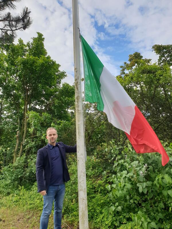 Oberbürgermeister Silvio Witt hisst die Italienische Flagge in der Vier-Tore-Stadt