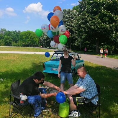 Dirk Baumgart und seine Mitstreiter verteilten Luftballons um so auf den Verein »Kraftfahrer-Initiative Bewegen mit Herz e.V.« aufmerksam zu machen.