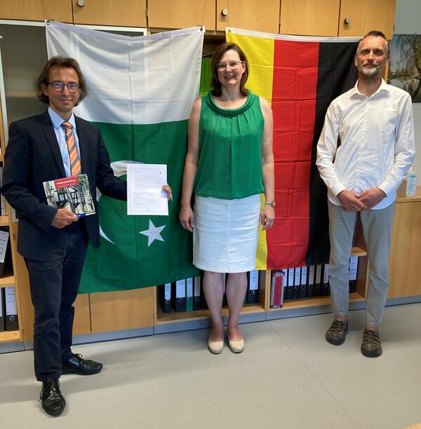 Rektor Prof. Dr. Gerd Teschke, die Leiterin des International Office Dorina Mackedanz und der Studiengangsleiter Geoinformatik Prof. Dr. Andreas Wehrenpfenning (v.l.n.r.) vertraten die Hochschule w&auml;hrend der feierlichen Online-Veranstaltung.