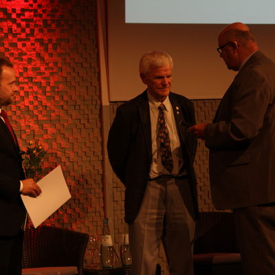 Stellvertretend für die Gruppe - Augenzeugen 89 - wurde die Medaille Herrn Gerhard Stoll am 24. Oktober 2019 im Rahmen der Festveranstaltung zur Erinnerung an die politische Wende von 1989 im Güterbahnhof überreicht.