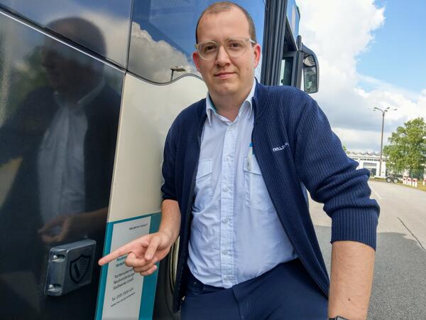 Ein unscheinbarer &raquo;Kasten&laquo; seitlich am Bus verbirgt die Radartechnik, die den NVB-Busfahrern wie hier Paul Woller die &Uuml;bersicht erleichtern.