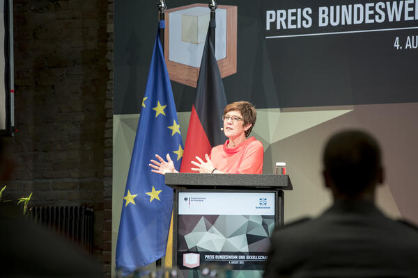 Verteidigungsministerin verleiht der Vier-Tore-Stadt den &raquo;Preis Bundeswehr und Gesellschaft&laquo;