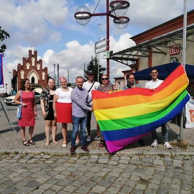 Oberbürgermeister Silvio Witt hat die Regenbogenfahne gemeinsam mit den Vereinsmitgliedern von queerNB gehisst.