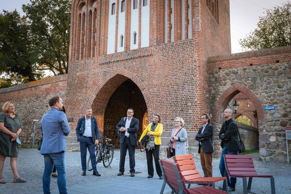 Oberbürgermeister Silvio Witt führte die Gäste während eines Rundganges durch die Innenstadt Neubrandenburgs.