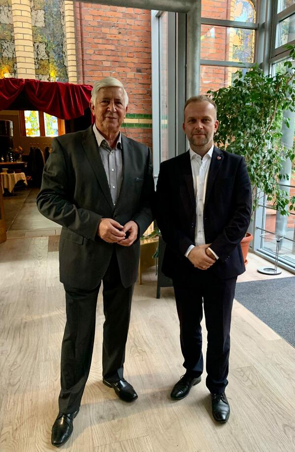 Wolfgang Kolley verabschiedete sich aus der aktiven Geschäftsführung. Oberbürgermeister Silvio Witt gratulierte ihm zum Erfolg im Berufsleben und wünschte Gesundheit und Freude für den Ruhestand.