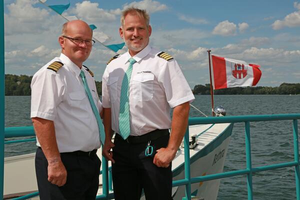 Die beiden Rethra-Kapitäne Peter Wisotzky und Ralf Burmeister erwarten noch bis zum 10. Oktober Fahrgäste an Bord des neu.sw Linienschiffs Rethra.